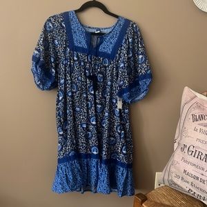 Casual Bo-Ho Old Navy Cotton Dress: tassels at split neckline. Blouson sleeves.